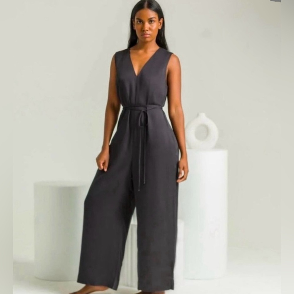 ETTITUDE Sateen Bamboo Onyx Jumpsuit
Pockets Zip In Back plunging V Sz S